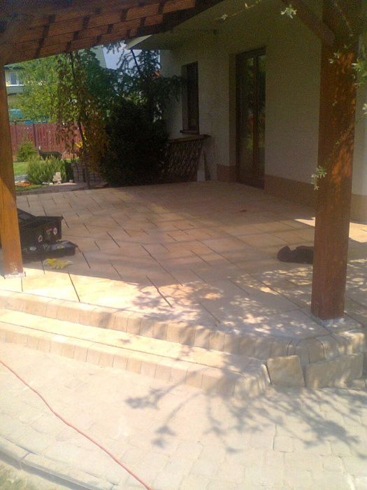 Układanie kostki brukowej, brukarstwo, utwardzanie, zagęszczanie