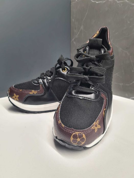 Sapatilhas pretas e castanhas