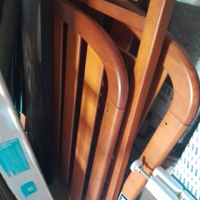 Cama de bebé cor mogno