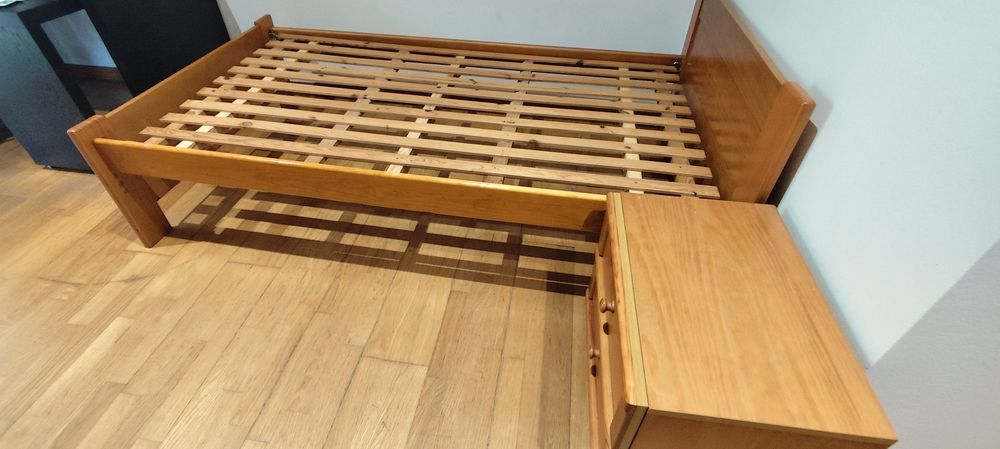 Cama de solteiro com estrado e mesa de cabeceira