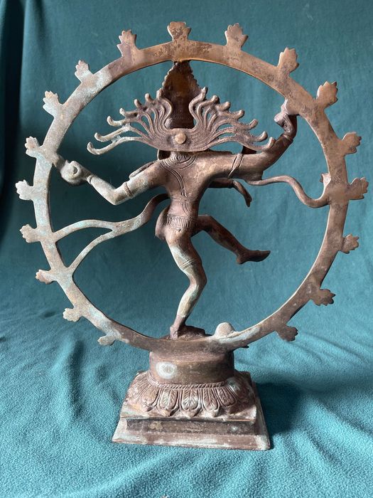 Grande estátua de bronze de Shiva Nataraja