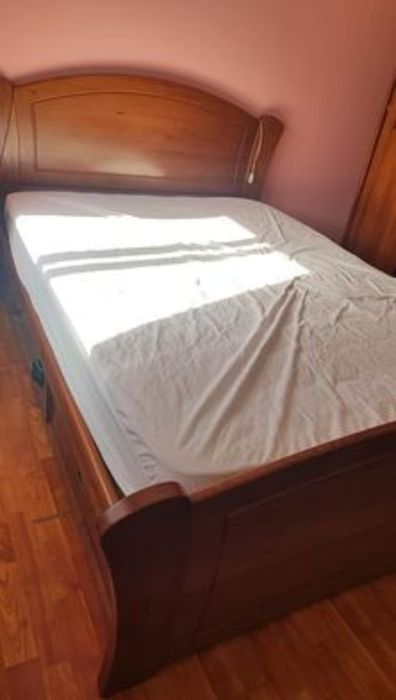 Cama e mesas de cabeceira