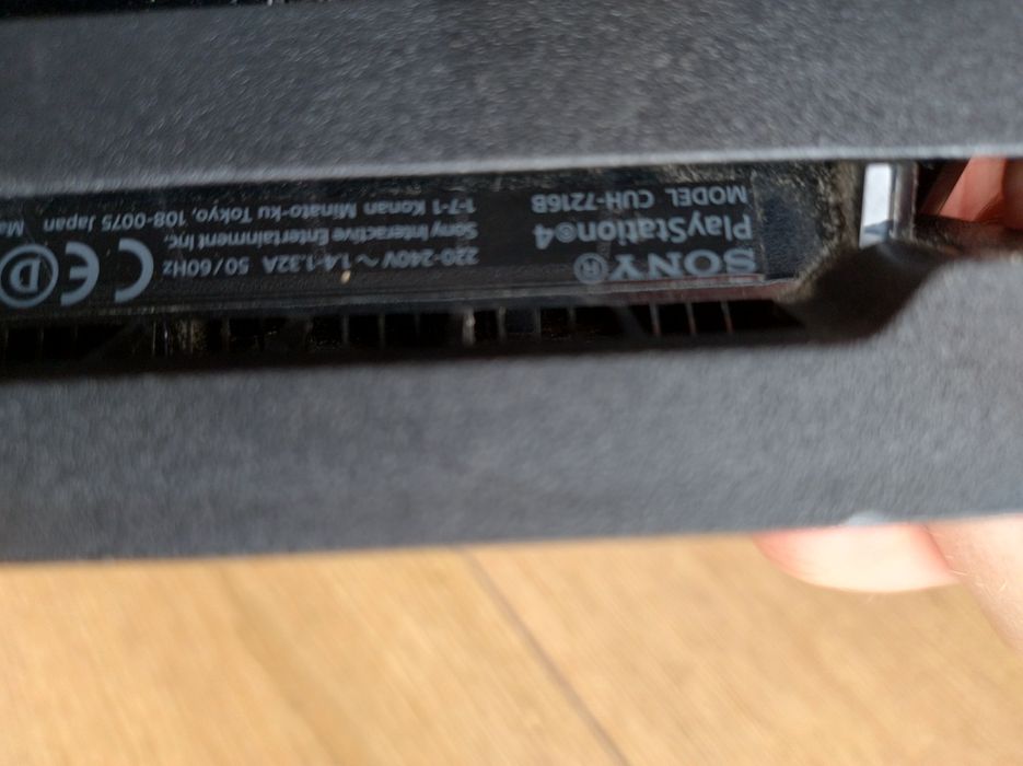 Konsola Ps4 pro , 2 pady gry