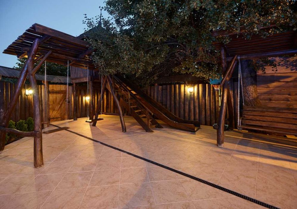 Дом 300 кв. Открытый бассейн с подогревом, сауна, джакузи, бильярд.