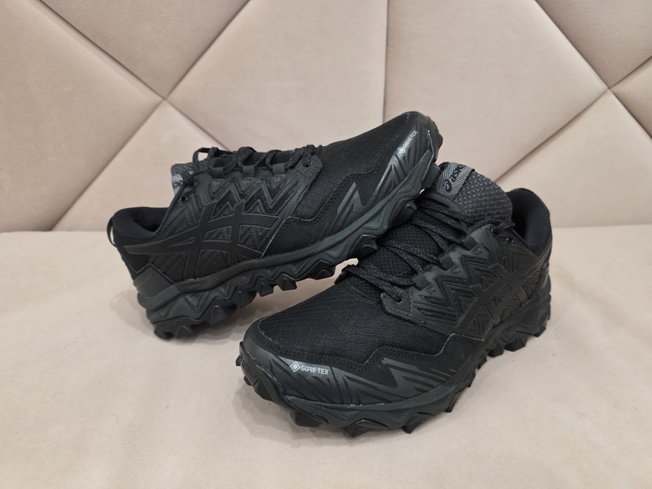 Кросівки Asics, Nike, Salomon, Lowa, Scarpa, La Sportiva, New Balance, Adidas.