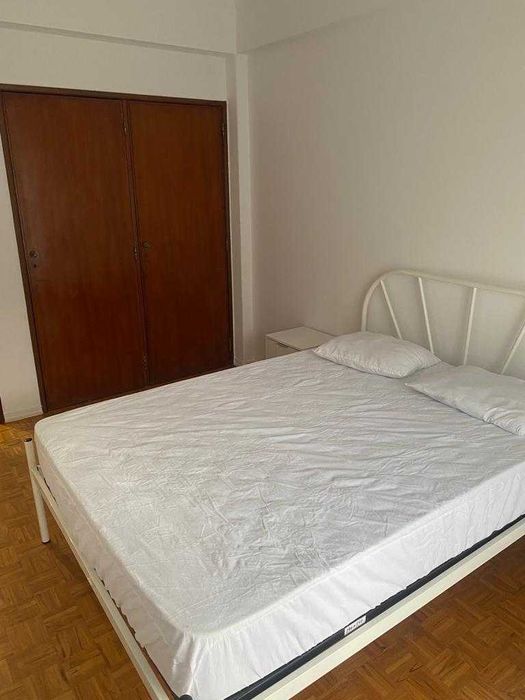 Aluga-se Quarto para Casal com Ambiente Acolhedor