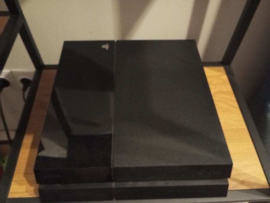 PlayStation 4 с 16 играми