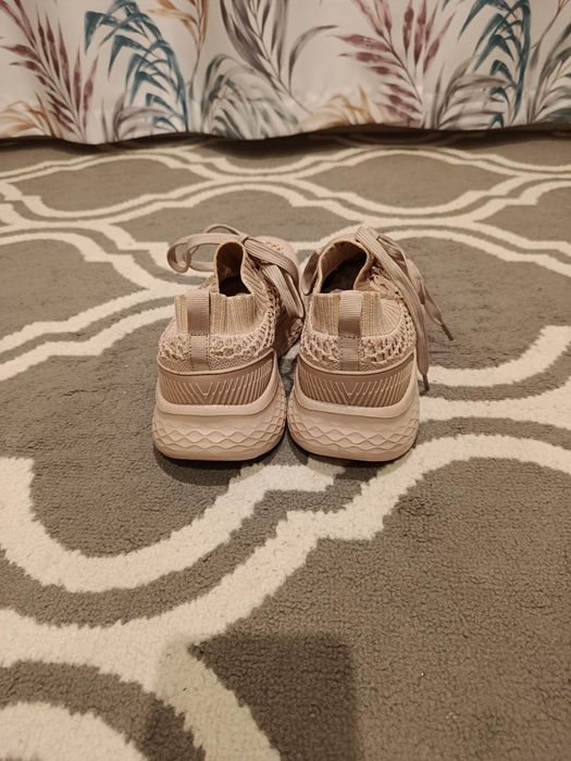 Sneakersy w rozmiarze 39
