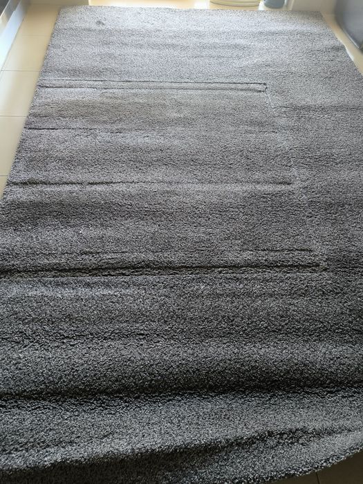 Carpete em castanho, mede 3/2 m