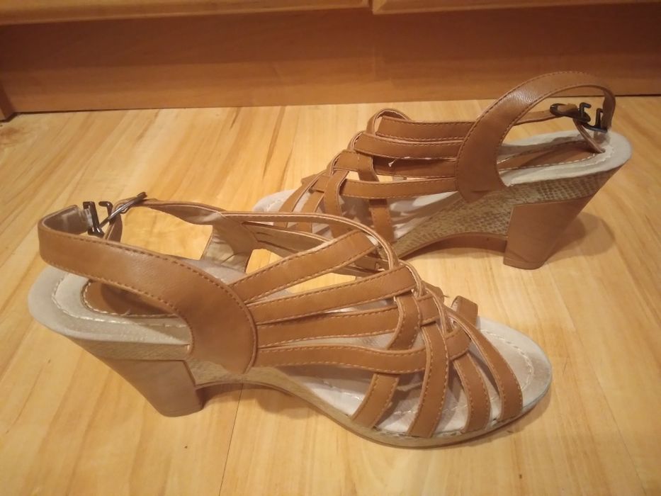 Letnie buty damskie na koturnie 38