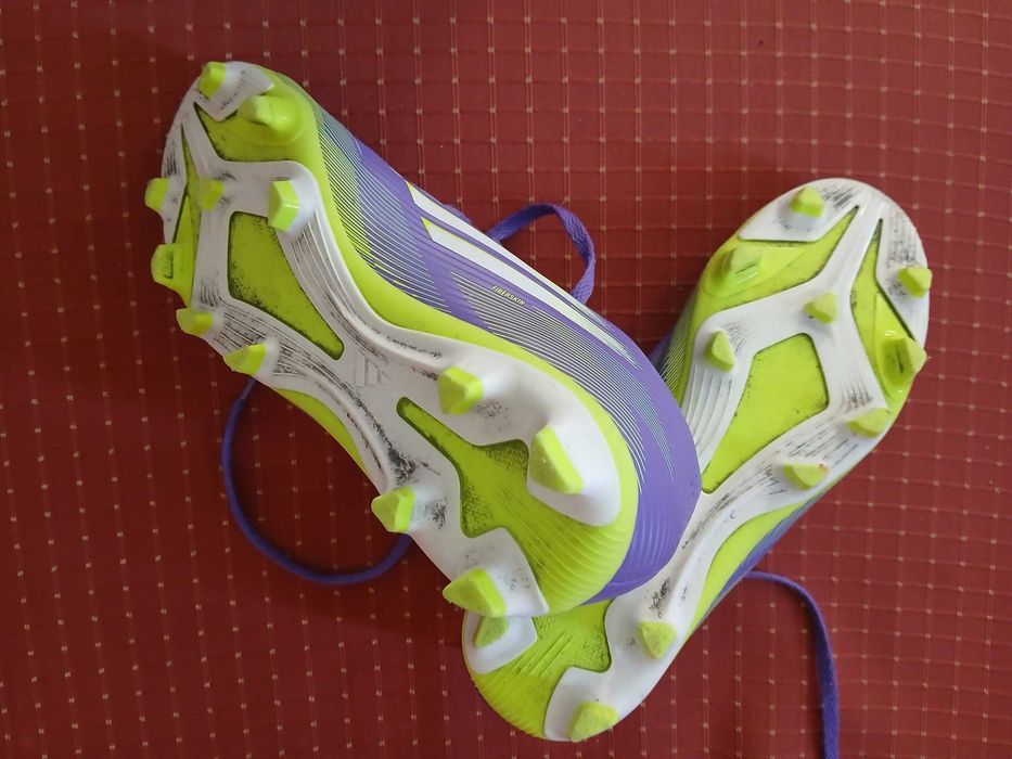 Vendo chuteiras de futebol Adidas F50 Club (N.º34)