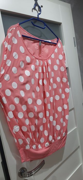 Urocza, łososiowa bluzka w grochy