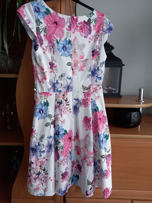 Elegancka sukienka w kwiaty