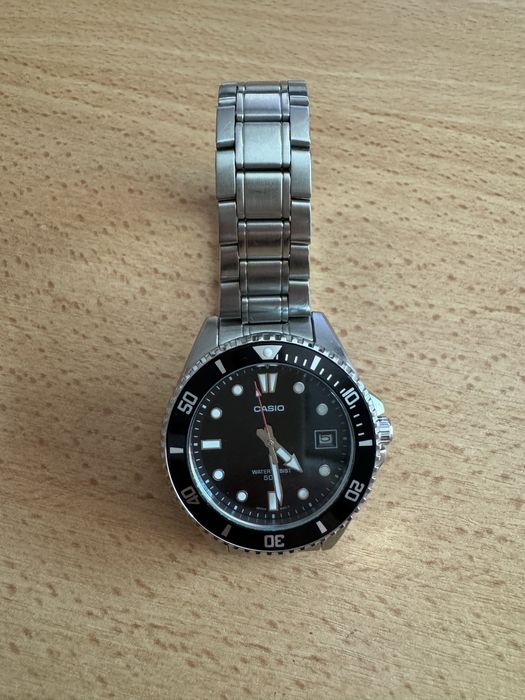 Relogio Casio bracelete metalica e fundo preto