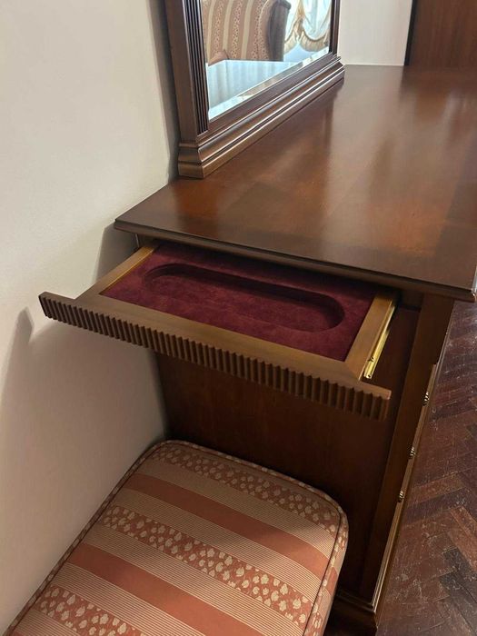 Cómoda em cerejeira com 7 gavetas e espelho