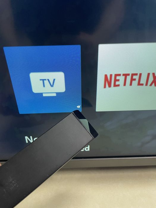 65" 4К UHD PHILIPS Смарт Український 65PUS7608 з Німеччини  Полоси Дефект