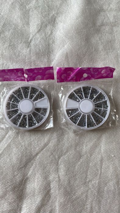 Продам стразы новые.