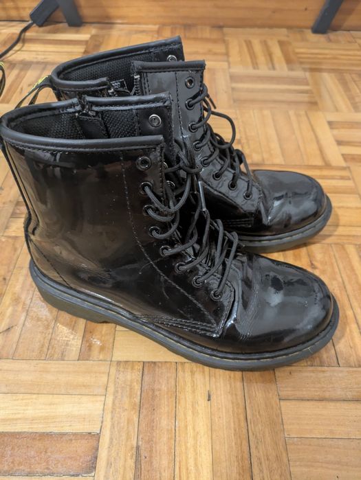 Botas Dr Martens 

Entrego em mãos em Gaia