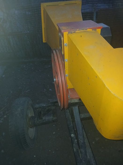 Продаю подрібнювач гілок до мотоблока