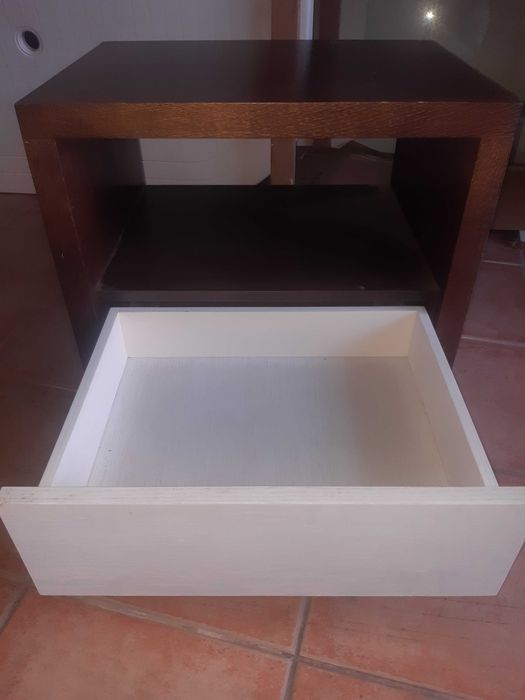 Armário de madeira com gaveta