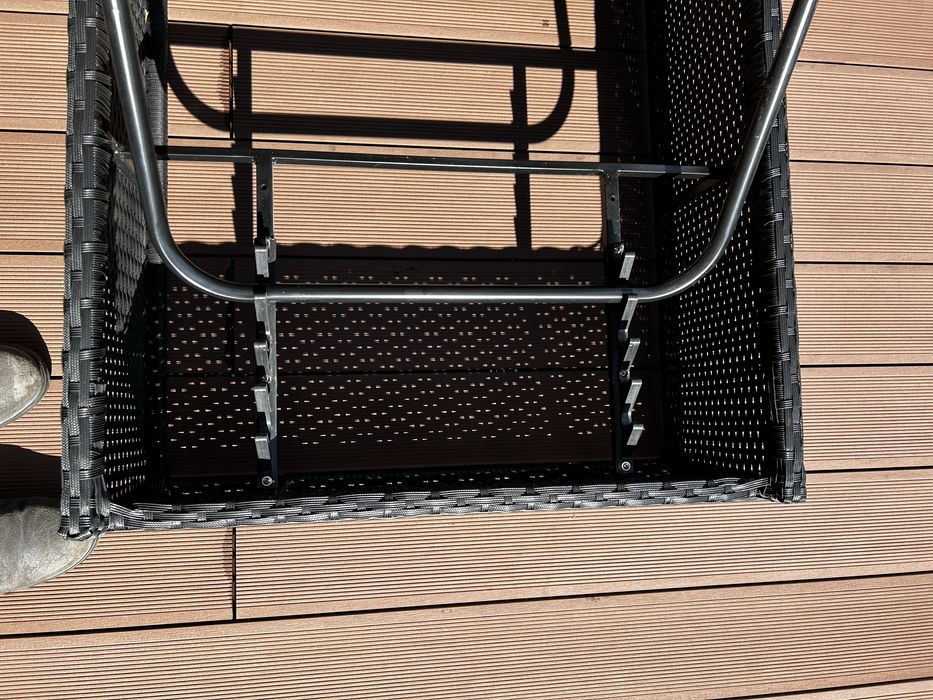 Czarny leżak ogrodowy