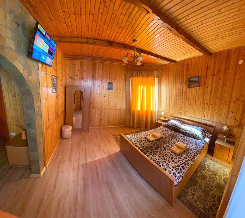 Продається котедж на 10 номерів у м. Яремче