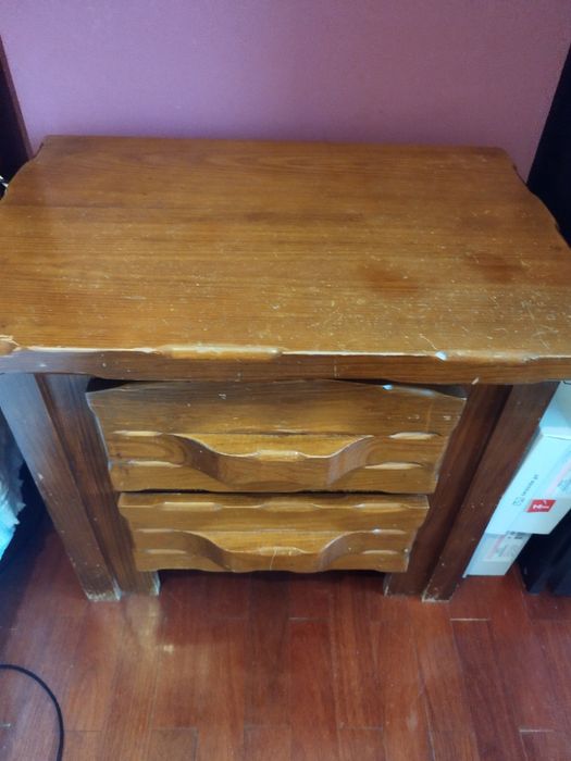 Cama de casal com mesas de cabeceira