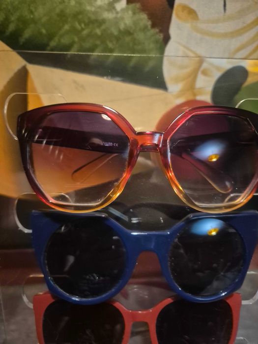 Stojak na okulary + 4 pary okularów przeciwsłonecznych