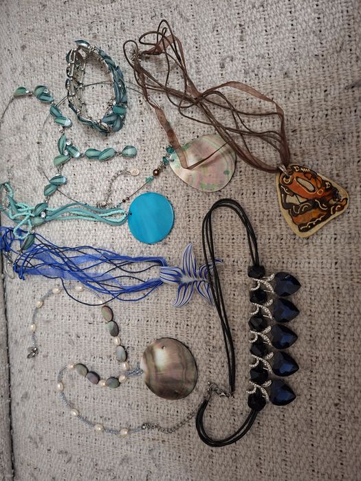 Намиста з різними каменями