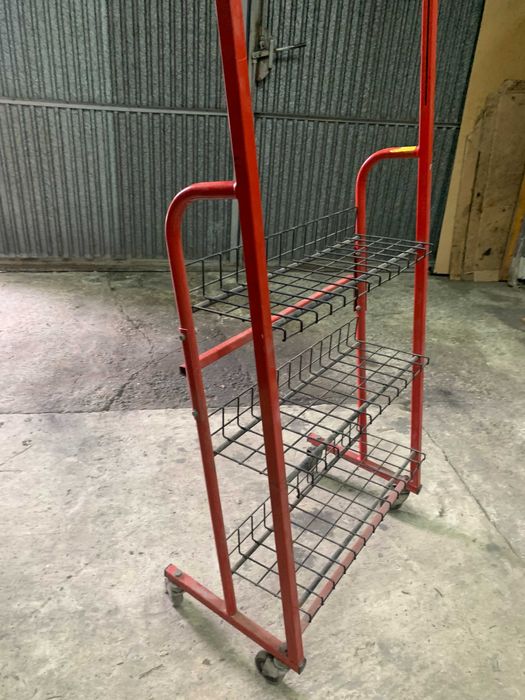 Regał metalowy na akumulatory na kołach