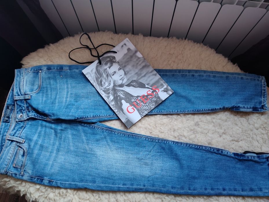 Джинсы Guess  Skinny с разрезами во внутрь хит 2026