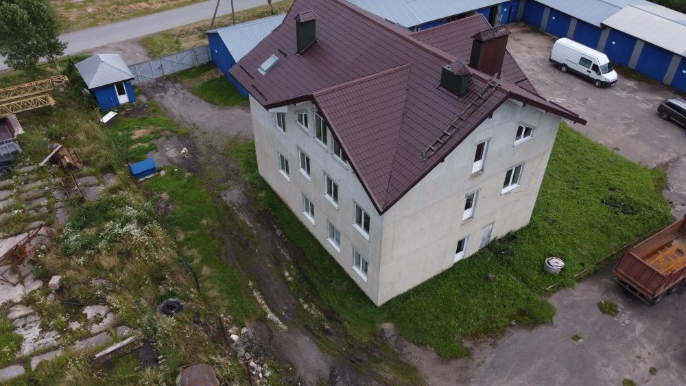 Будинок 467 м2 та склади 1500 м2