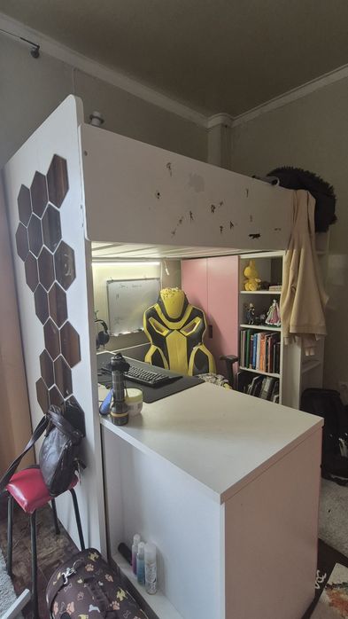 Cama beliche com secretaria por baixo