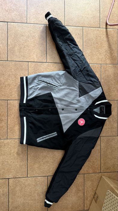 Sprzedam używany sweterek zapinany  marki Nike Jordan w dobrym stanie.