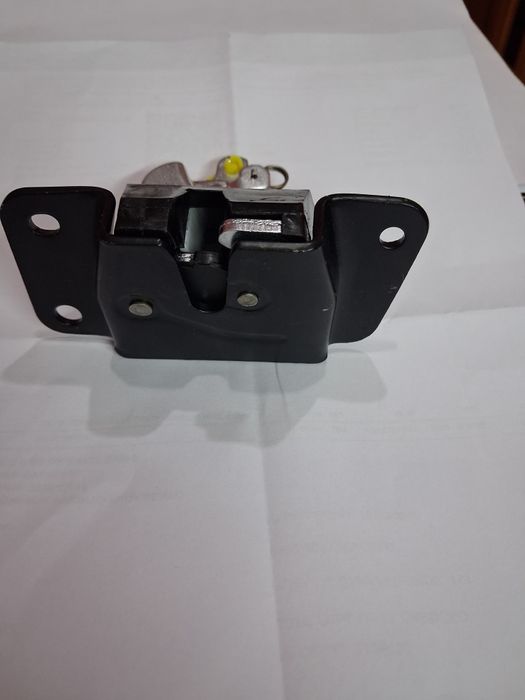 Fechadura tampa Mitsubishi  L400