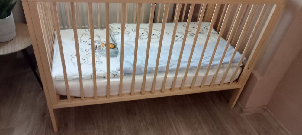 Дитяче ліжечко з дерева