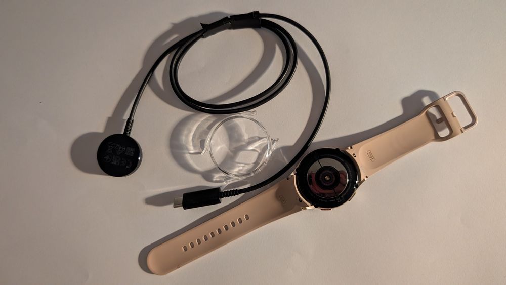 Różowy Samsung Galaxy Watch 4 ( H1CN) + etui, ładowarka