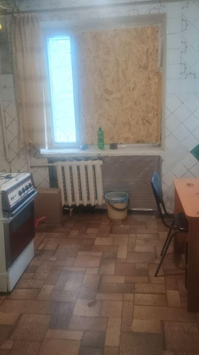 Сдам квартиру на першому поверсі в оренду.