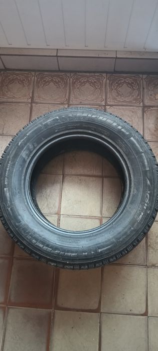 Продам пару покришок 235/65r16c