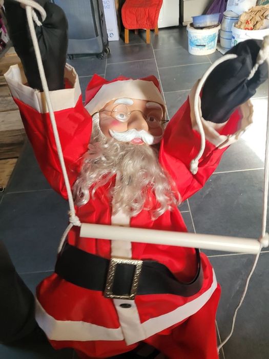 Декоративний Дід Мороз / Санта Клаус на драбині 100 см — лізе по сходах