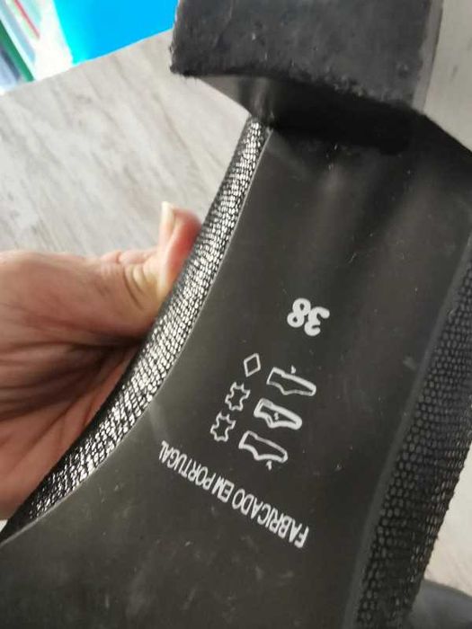 Sapatos pretos em pele, tamanho 38, para senhora.