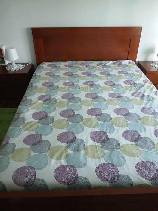 Cama ,colchão e 2 mesas de cabeceira (novas)