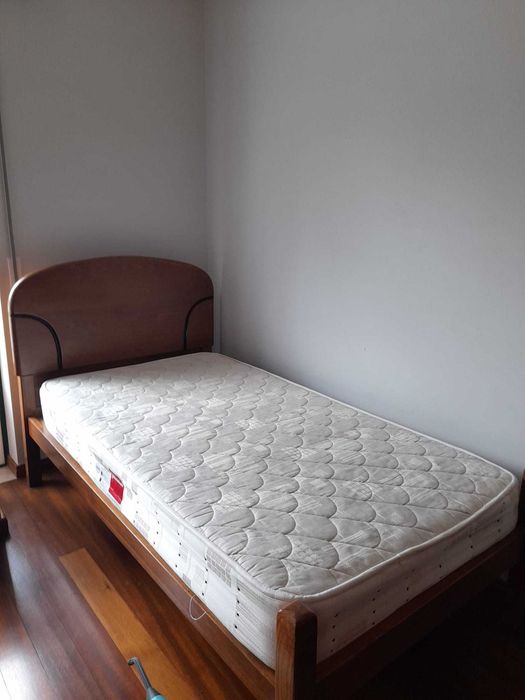 Conjunto de Quarto em Madeira Maciça