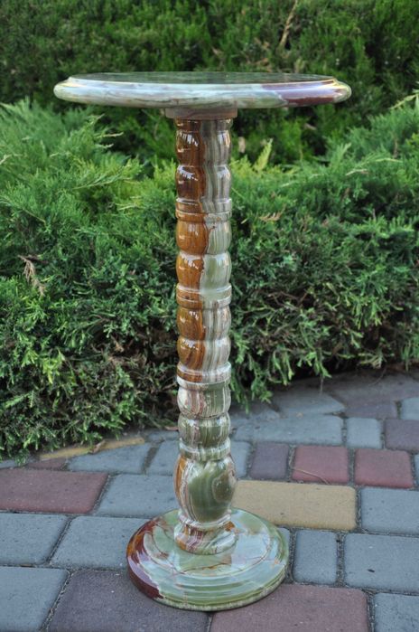 Кавовий столик із натурального оніксу діаметр 30 см, висота 60см.