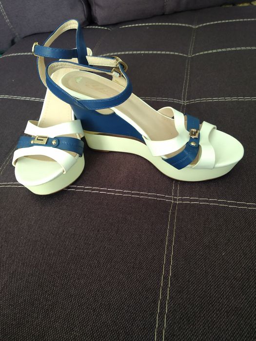 Продам босоножки новые