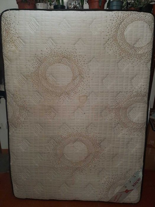 Cama de Casal com molas, completa com colchão e estrutura