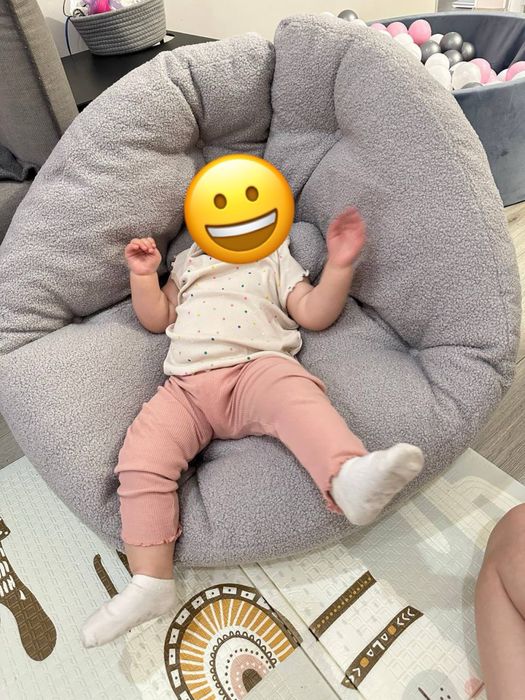 М'яке дитяче крісло для відпочинку.