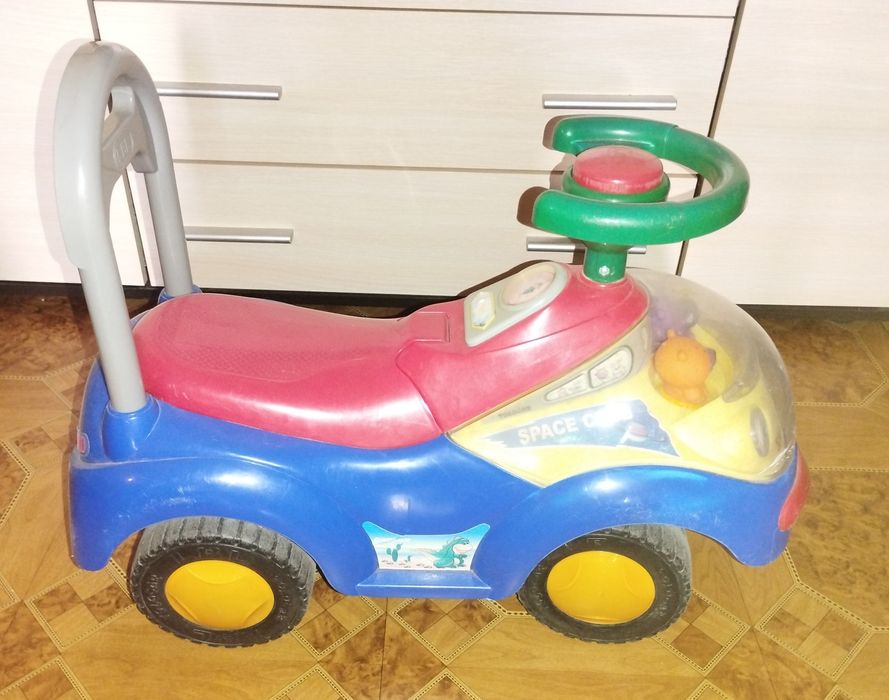 Продам машину толокар та дитячу сходинку.