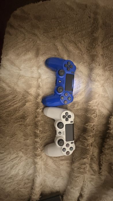PS4 slim, com dois comandos funcionais, GTA V e fones gamer com microfone a funcionar