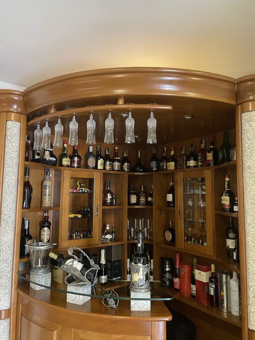 Bar de sala em madeira